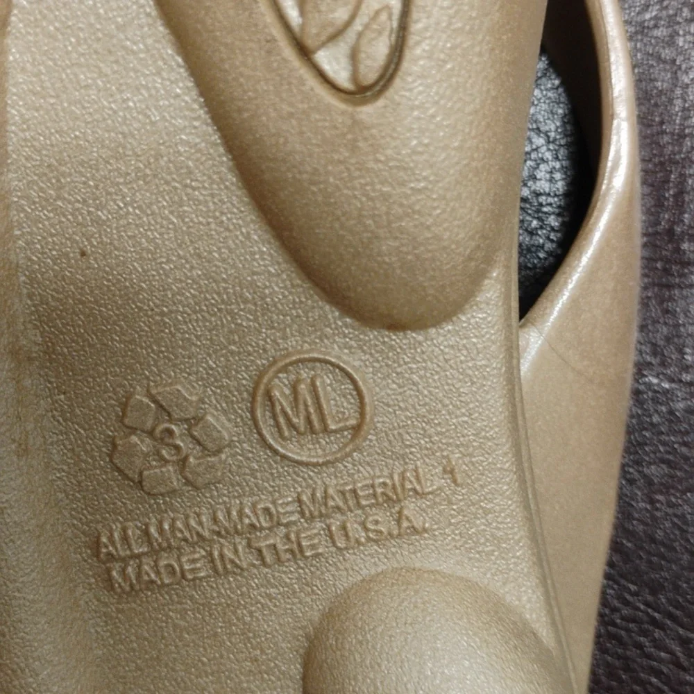 Oka B Sandy Gold And Coral Accent Flipflops - Picture 9 of 9